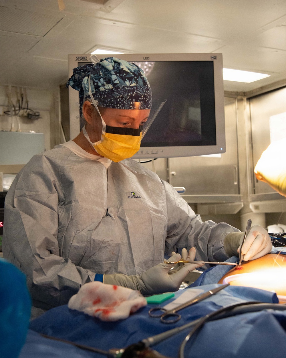 Boxer, FST 3 Sailors Perform Laparoscopic Surgery