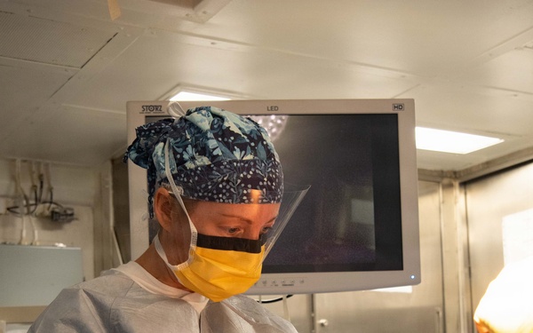 Boxer, FST 3 Sailors Perform Laparoscopic Surgery