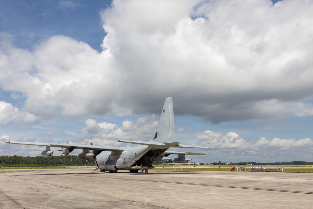 CLC-21 loads equipment in support of disaster assistance for the people of Venezuela