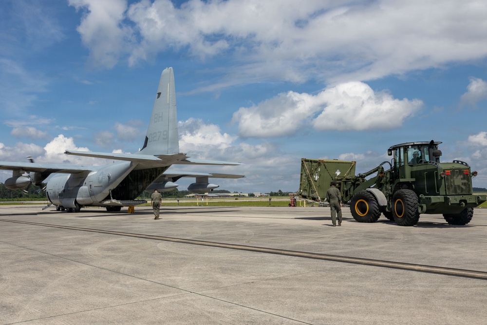 CLC-21 loads equipment in support of disaster assistance for the people of Venezuela