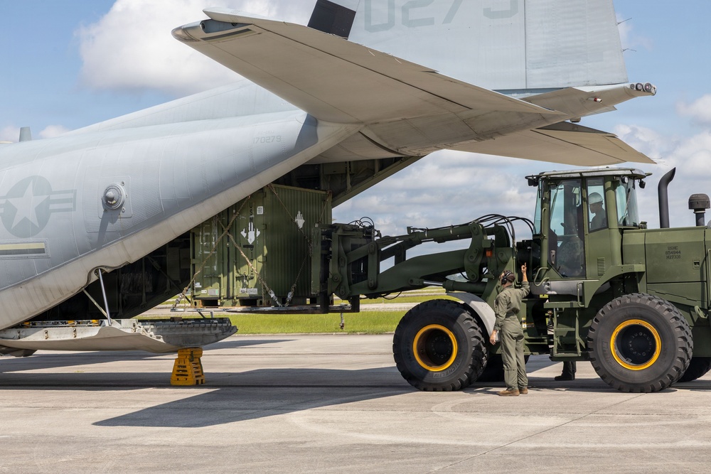 CLC-21 loads equipment in support of disaster assistance for the people of Venezuela