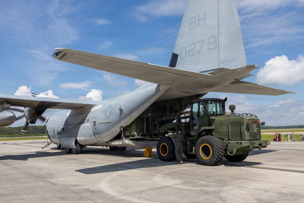CLC-21 loads equipment in support of disaster assistance for the people of Venezuela