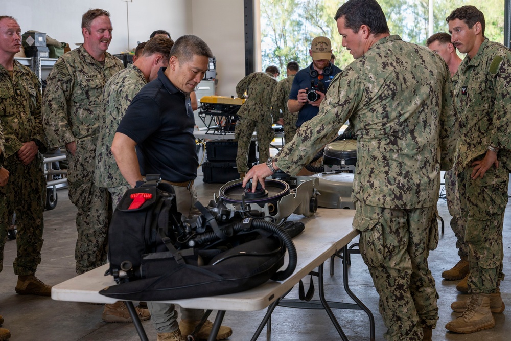 Acting SECNAV visits EODMU5
