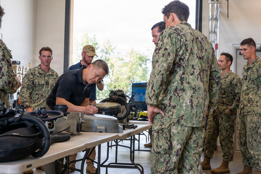 Acting SECNAV visits EODMU5