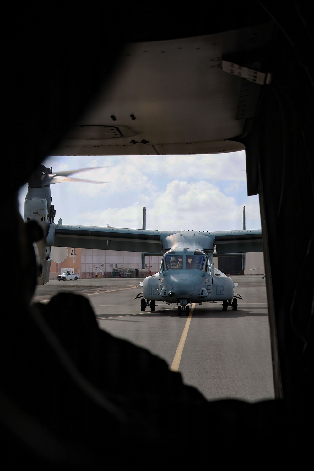 VMM-363 performs joint freefall training