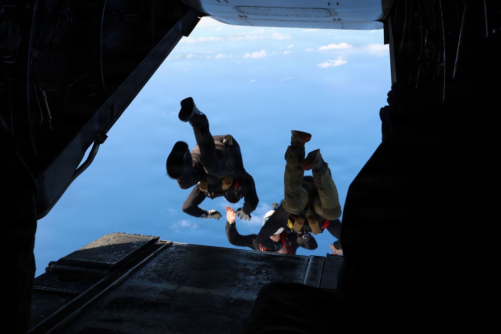 VMM-363 performs joint freefall training