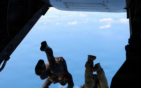 VMM-363 performs joint freefall training