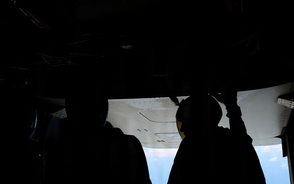 VMM-363 performs joint freefall training