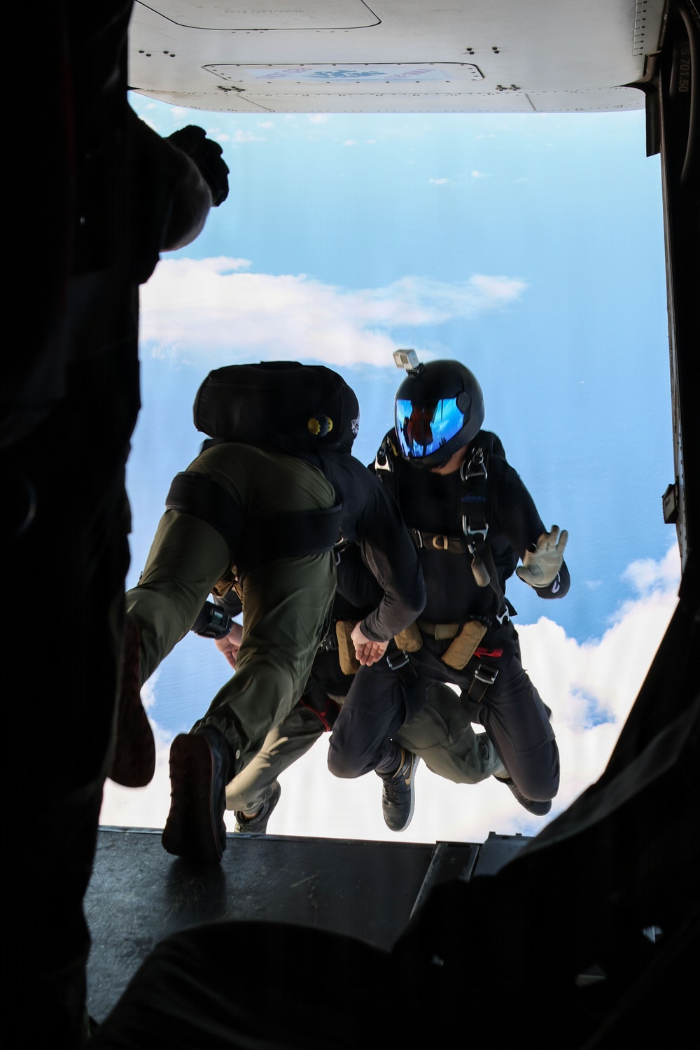 VMM-363 performs joint freefall training