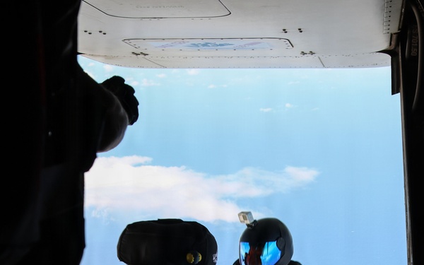VMM-363 performs joint freefall training