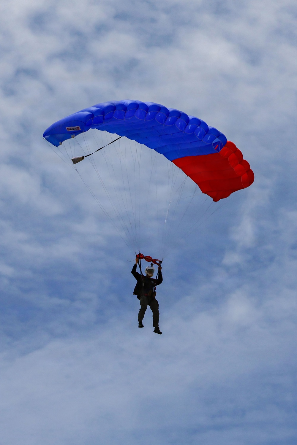 VMM-363 performs joint freefall training