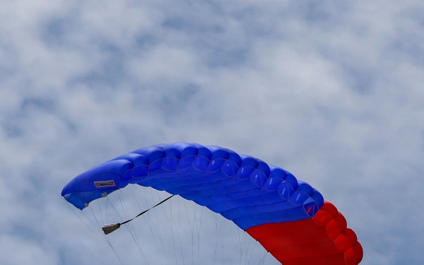 VMM-363 performs joint freefall training