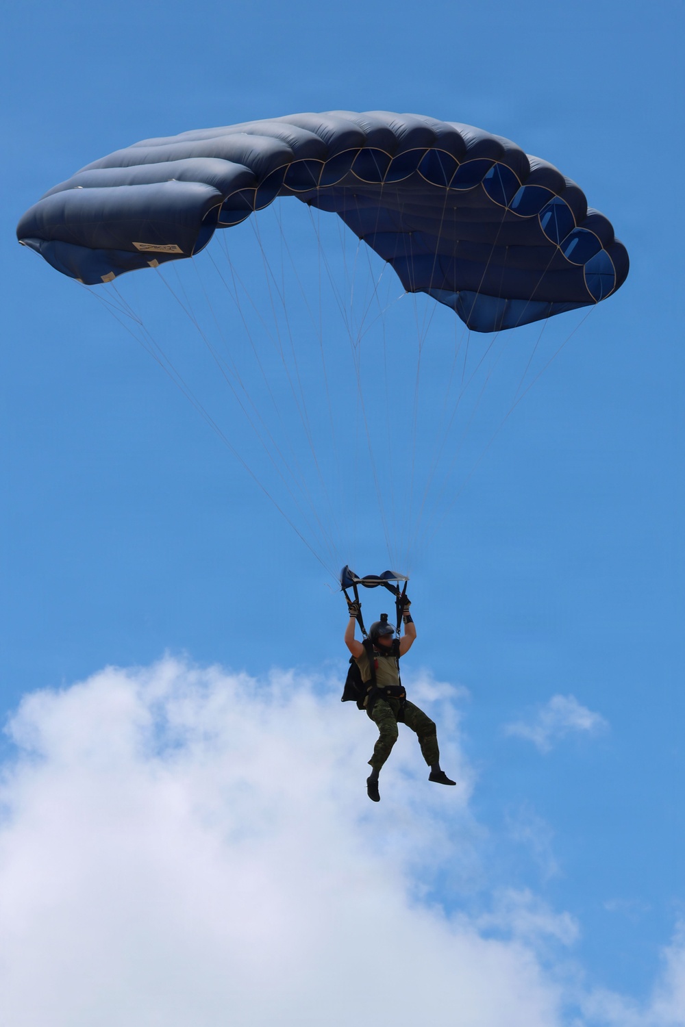 VMM-363 performs joint freefall training