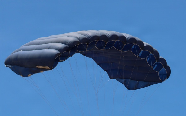 VMM-363 performs joint freefall training