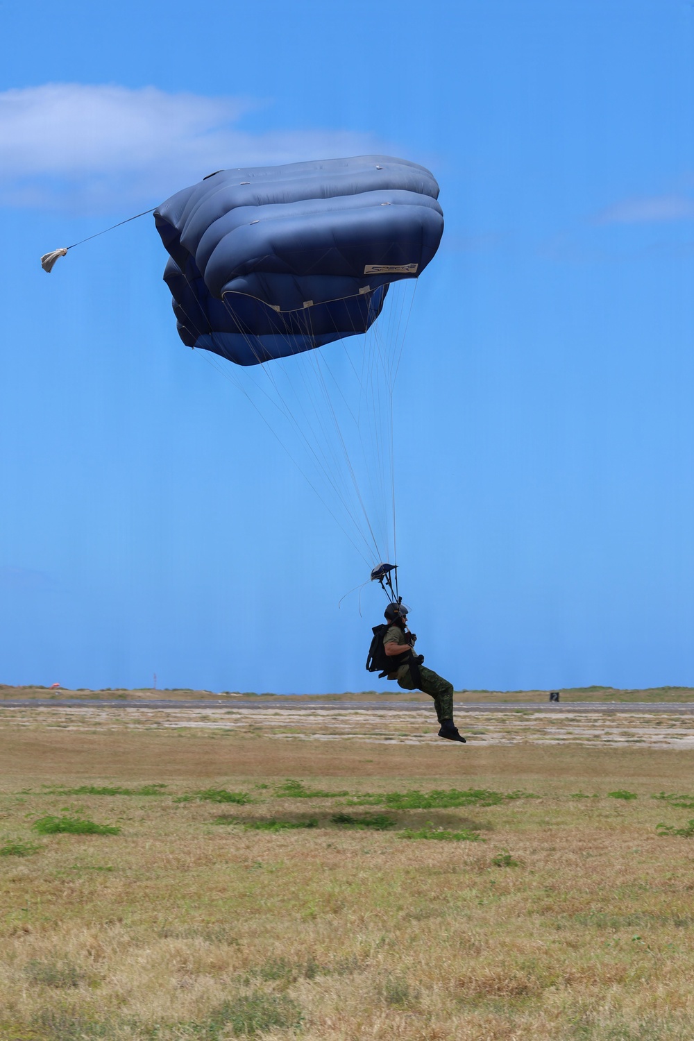 VMM-363 performs joint freefall training