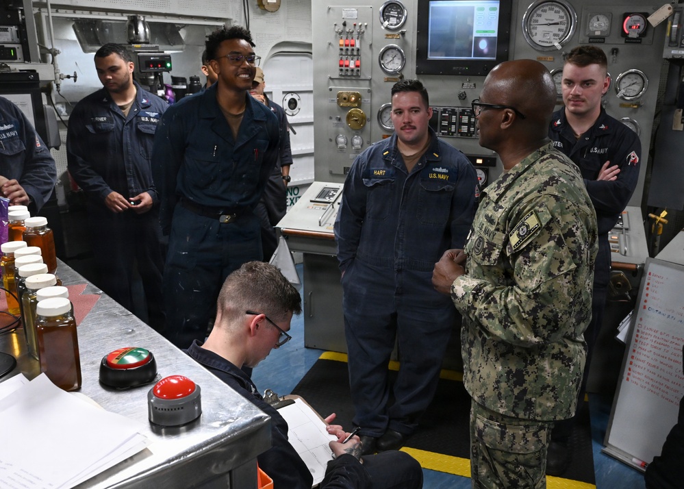 U.S. Pacific Fleet Master Chief Don Davis visits USS Essex