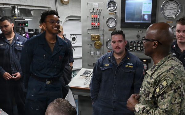 U.S. Pacific Fleet Master Chief Don Davis visits USS Essex