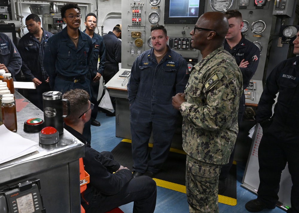 U.S. Pacific Fleet Master Chief Don Davis visits USS Essex