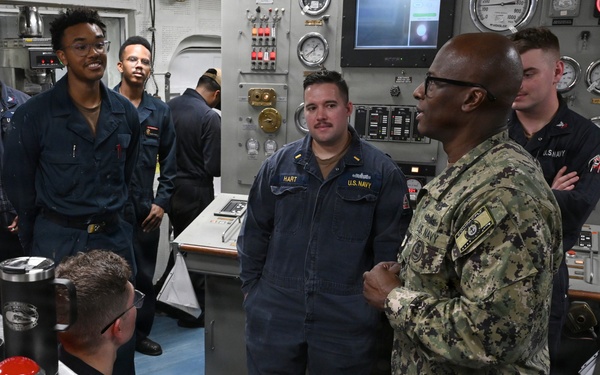 U.S. Pacific Fleet Master Chief Don Davis visits USS Essex