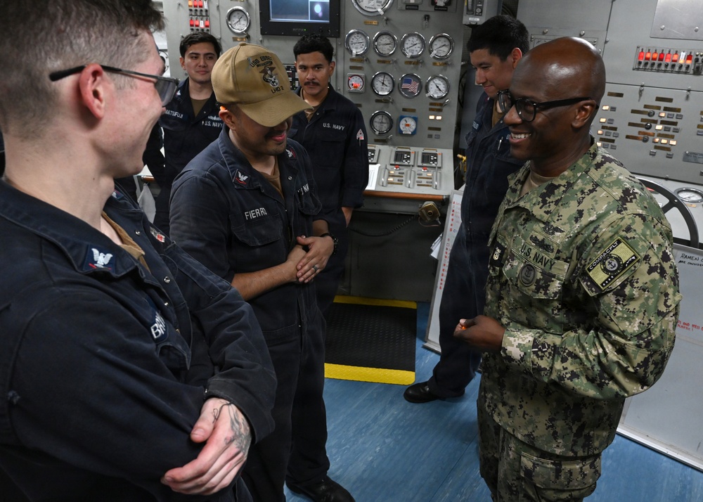 U.S. Pacific Fleet Master Chief Don Davis visits USS Essex