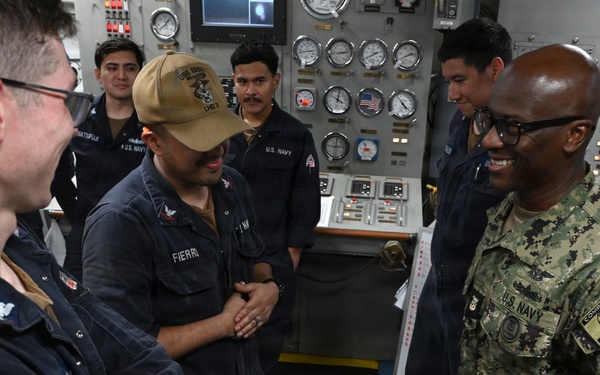 U.S. Pacific Fleet Master Chief Don Davis visits USS Essex