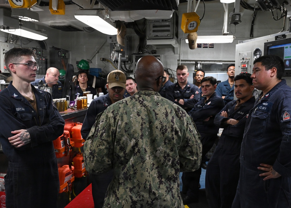 U.S. Pacific Fleet Master Chief Don Davis visits USS Essex