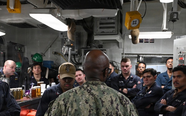 U.S. Pacific Fleet Master Chief Don Davis visits USS Essex