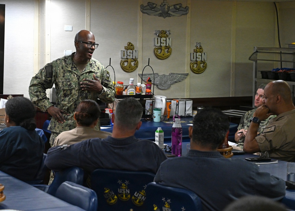 U.S. Pacific Fleet Master Chief Don Davis visits USS Essex
