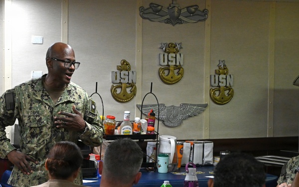 U.S. Pacific Fleet Master Chief Don Davis visits USS Essex