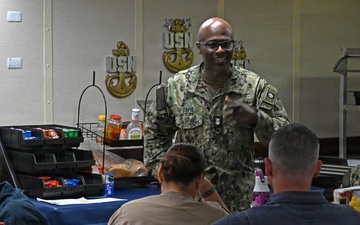 U.S. Pacific Fleet Master Chief Don Davis visits USS Essex