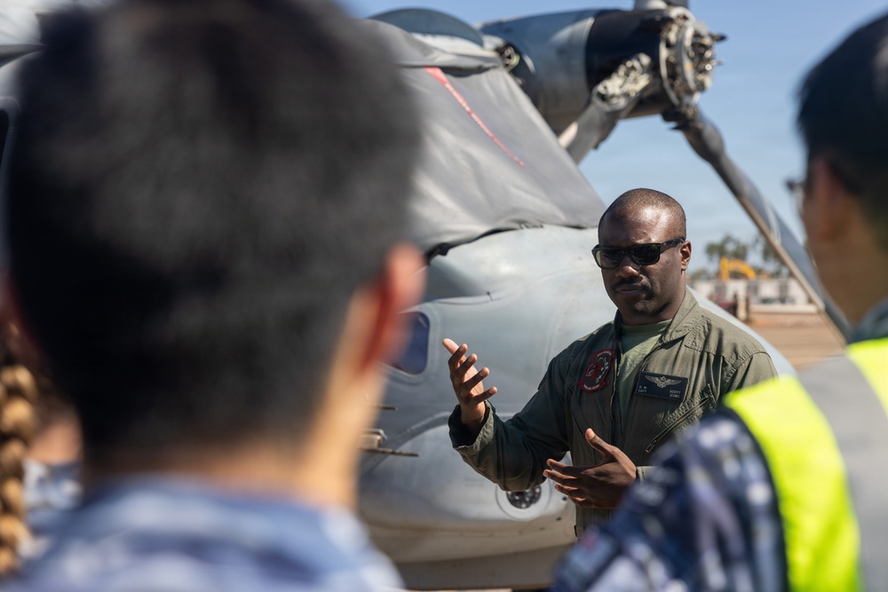 MRF-D Marines hold Osprey showcase for Australian airmen