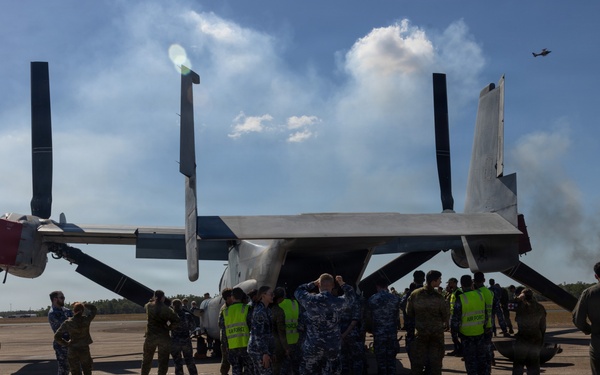 MRF-D Marines hold Osprey showcase for Australian airmen