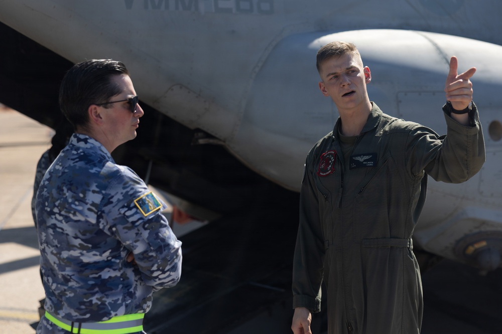 MRF-D Marines hold Osprey showcase for Australian airmen