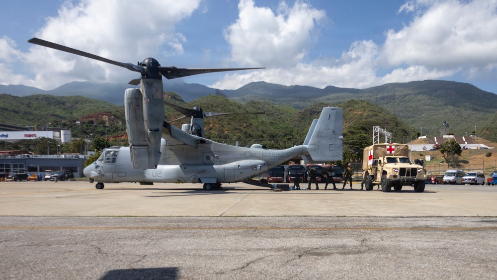 LCF-24: CLB 8 and VMM 365 (Rein) offload food and water