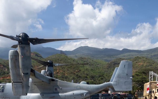 LCF-24: CLB 8 and VMM 365 (Rein) offload food and water