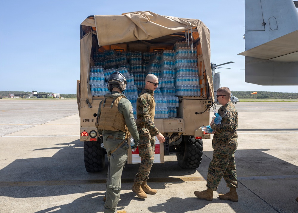 LCF-24: CLB 8 and VMM 365 (Rein) offload food and water