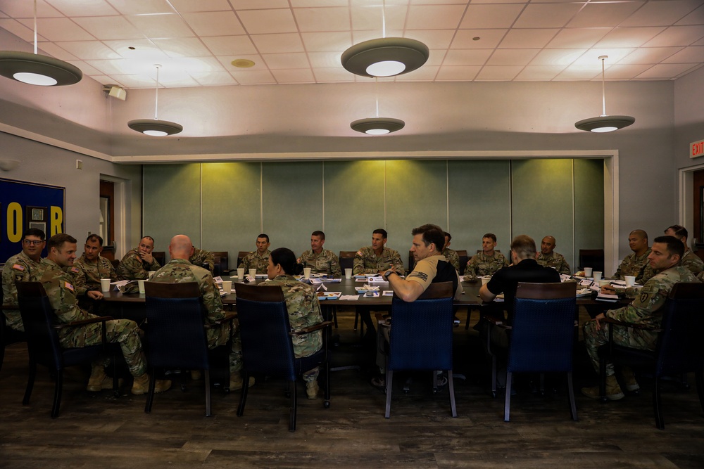 Army Leadership Visits 25th Infantry Division