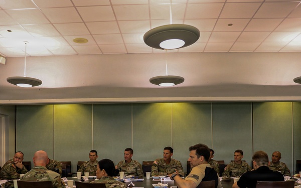 Army Leadership Visits 25th Infantry Division