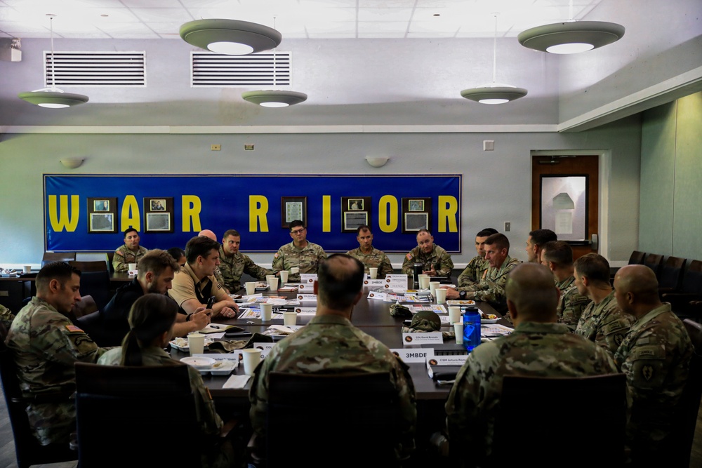 Army Leadership Visits 25th Infantry Division