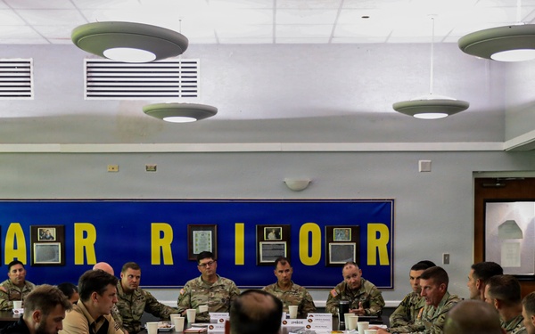 Army Leadership Visits 25th Infantry Division