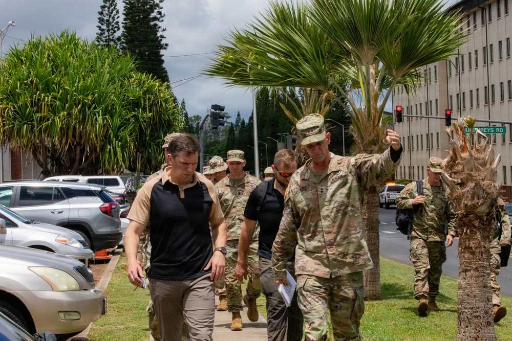 Army Leadership Visits 25th Infantry Division