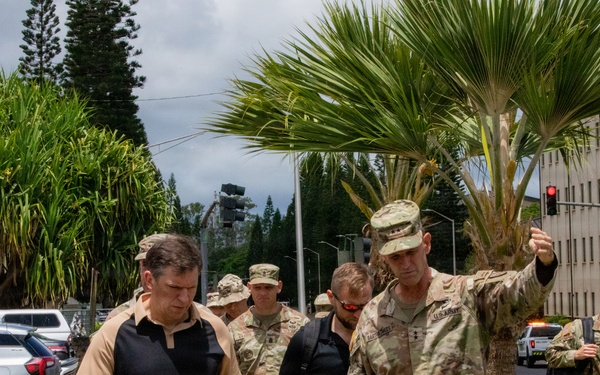 Army Leadership Visits 25th Infantry Division