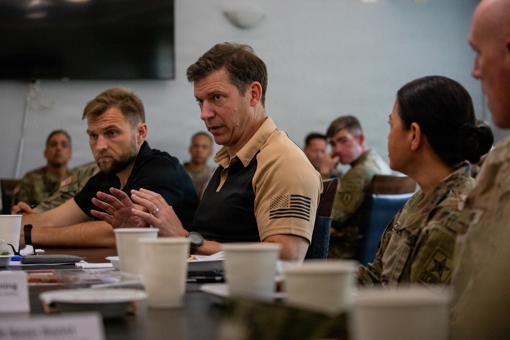 Army Leadership Visits 25th Infantry Division