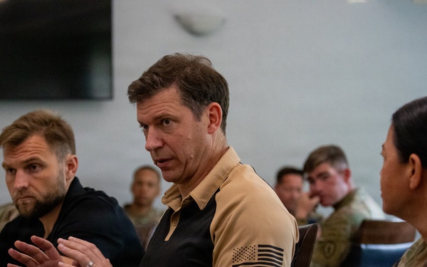 Army Leadership Visits 25th Infantry Division