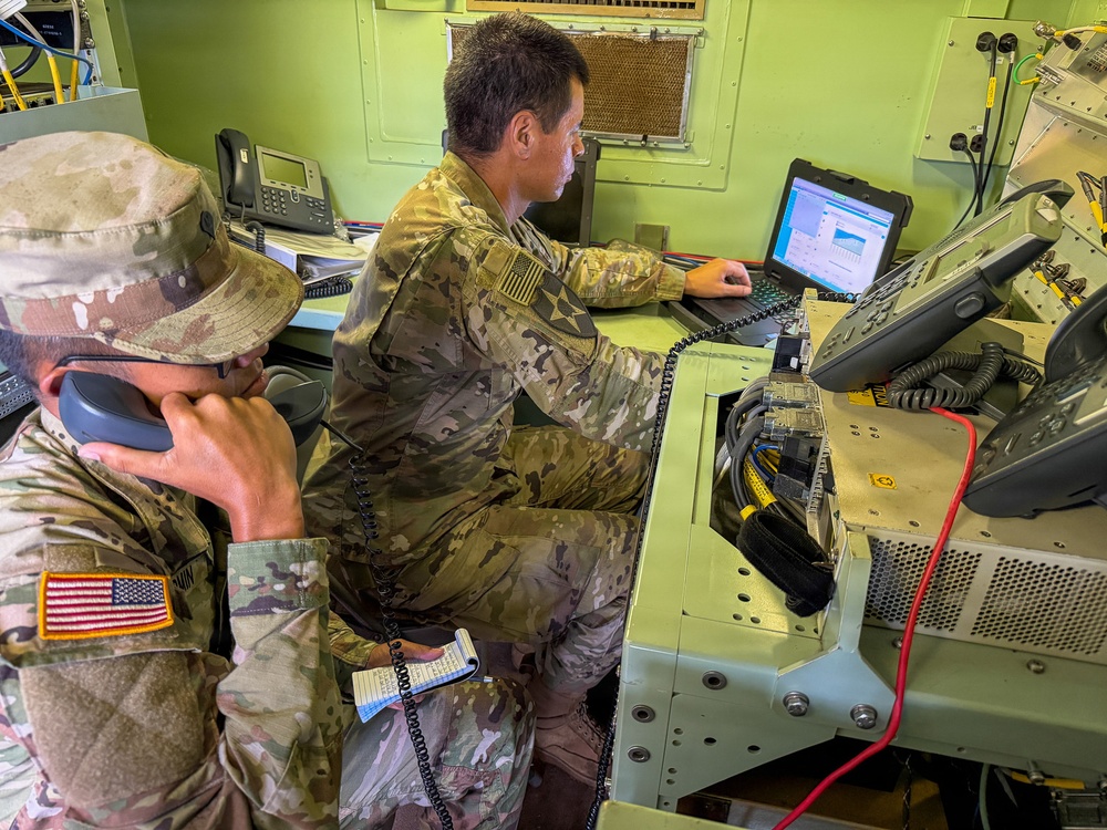Signal Team Stays Connected During Valiant Shield