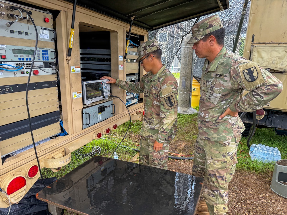 Signal Team Stays Connected During Valiant Shield