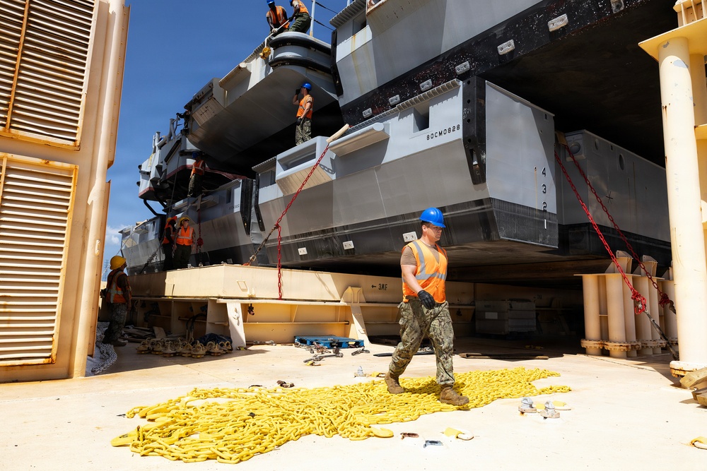 Navy, Marine Corps teams expand maritime positioning capability during USNS Button backload