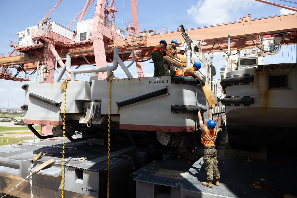 Navy, Marine Corps teams expand maritime positioning capability during USNS Button backload