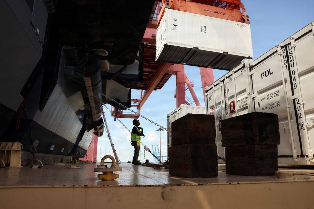 Navy, Marine Corps teams expand maritime positioning capability during USNS Button backload