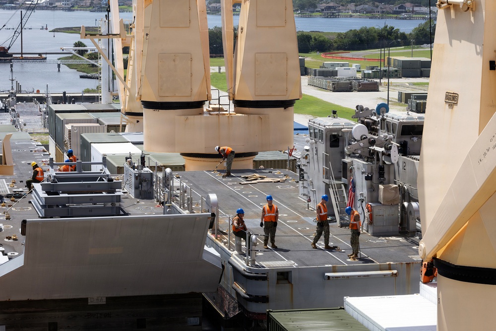 Navy, Marine Corps teams expand maritime positioning capability during USNS Button backload